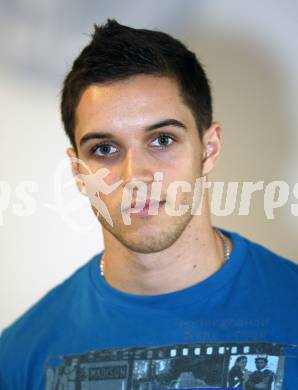 Kaernten Sport. Package Uebergabe. Georg Strohl (Leichtathletik).  Klagenfurt, 24.11.2009.
Foto: Kuess
---
pressefotos, pressefotografie, kuess, qs, qspictures, sport, bild, bilder, bilddatenbank