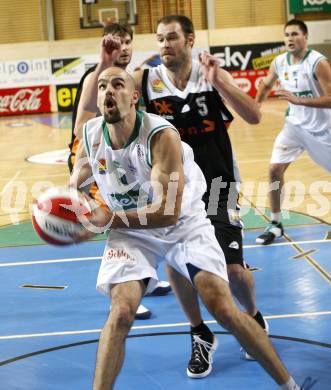 ABL. Basketball Bundesliga. Woerthersee Piraten gegen Dukes Klosterneuburg. Joachim Buggelsheim (Piraten), Marco Moric (Klosterneuburg). Klagenfurt, am 28.11.2009.
Foto: Kuess
---
pressefotos, pressefotografie, kuess, qs, qspictures, sport, bild, bilder, bilddatenbank