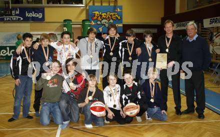 ABL. Basketball Bundesliga. Woerthersee Piraten gegen Dukes Klosterneuburg. Uebergabe der Meistermedaillen fuer die Saison 2008/2009 an die U12 Mannschaft der Woerthersee Piraten. Klagenfurt, am 28.11.2009.
Foto: Kuess
---
pressefotos, pressefotografie, kuess, qs, qspictures, sport, bild, bilder, bilddatenbank