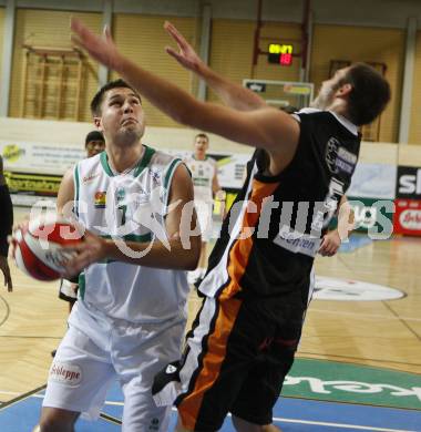 ABL. Basketball Bundesliga. Woerthersee Piraten gegen Dukes Klosterneuburg. Bernhard Weber (Piraten), Marco Moric (Klosterneuburg). Klagenfurt, am 28.11.2009.
Foto: Kuess
---
pressefotos, pressefotografie, kuess, qs, qspictures, sport, bild, bilder, bilddatenbank