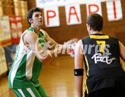 Basketball 2. Bundesliga. KOS Klagenfurt/Celovec gegen ABC Villach. Rok Papic, Selmir Husanovic (KOS), Markus Pachernig (Villach). Klagenfurt, am 29.11.2009.
Foto: Kuess
---
pressefotos, pressefotografie, kuess, qs, qspictures, sport, bild, bilder, bilddatenbank