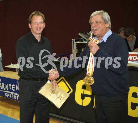 ABL. Basketball Bundesliga. Woerthersee Piraten gegen Dukes Klosterneuburg. Erich Fibinger (Vizepraesident Kaerntner Basketballverband) uebergibt an den Trainer der U12 Mannschaft der Woerthersee Piraten  Gerald Kohlmaier die Meistermedaillen . Klagenfurt, am 28.11.2009.
Foto: Kuess
---
pressefotos, pressefotografie, kuess, qs, qspictures, sport, bild, bilder, bilddatenbank