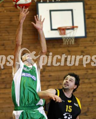 Basketball 2. Bundesliga. KOS Klagenfurt/Celovec gegen ABC Villach. Rok Papic, Matic Ribic (KOS), Almir Smajic (Villach). Klagenfurt, am 29.11.2009.
Foto: Kuess
---
pressefotos, pressefotografie, kuess, qs, qspictures, sport, bild, bilder, bilddatenbank