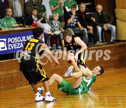 Basketball 2. Bundesliga. KOS Klagenfurt/Celovec gegen ABC Villach. Rok Papic (KOS), James Platzer, Rudi Moschik (Villach). Klagenfurt, am 29.11.2009.
Foto: Kuess
---
pressefotos, pressefotografie, kuess, qs, qspictures, sport, bild, bilder, bilddatenbank