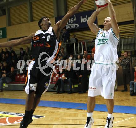 ABL. Basketball Bundesliga. Woerthersee Piraten gegen Dukes Klosterneuburg. Davor Sattler (Piraten), Melvin Creddle (Klosterneuburg). Klagenfurt, am 28.11.2009.
Foto: Kuess
---
pressefotos, pressefotografie, kuess, qs, qspictures, sport, bild, bilder, bilddatenbank