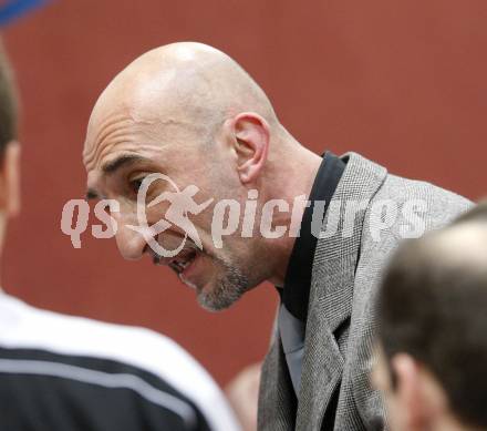 ABL. Basketball Bundesliga. Woerthersee Piraten gegen Dukes Klosterneuburg. Trainer Nenad Videka (Piraten). Klagenfurt, am 28.11.2009.
Foto: Kuess
---
pressefotos, pressefotografie, kuess, qs, qspictures, sport, bild, bilder, bilddatenbank