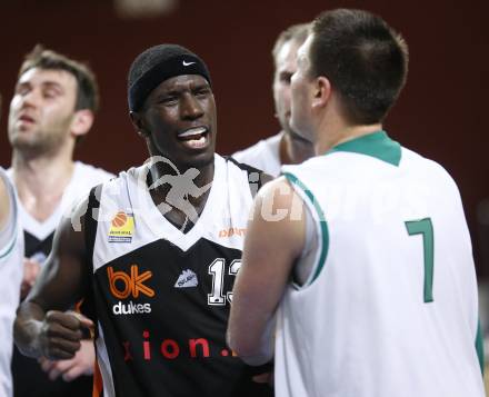 ABL. Basketball Bundesliga. Woerthersee Piraten gegen Dukes Klosterneuburg. Bernhard Weber (Piraten), Curtis Bobb (Klosterneuburg). Klagenfurt, am 28.11.2009.
Foto: Kuess
---
pressefotos, pressefotografie, kuess, qs, qspictures, sport, bild, bilder, bilddatenbank