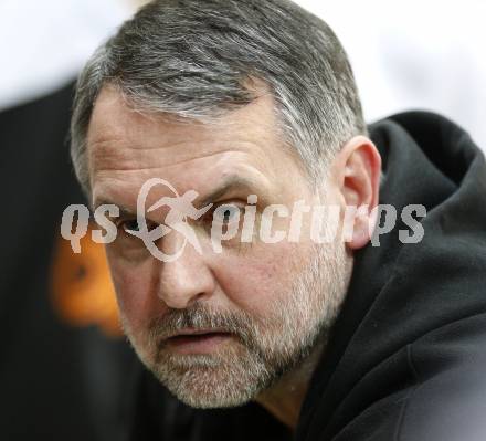 ABL. Basketball Bundesliga. Woerthersee Piraten gegen Dukes Klosterneuburg. Trainer Werner Sallomon (Klosterneuburg). Klagenfurt, am 28.11.2009.
Foto: Kuess
---
pressefotos, pressefotografie, kuess, qs, qspictures, sport, bild, bilder, bilddatenbank