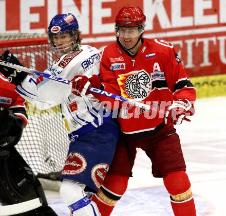 EBEL. Eishockey Bundesliga. EC Pasut VSV gegen HK Acroni Jesenice. Michael Raffl (VSV), Jan Golobovski (Jesenice). Villach, am 1.12.2009.
Foto: Kuess 


---
pressefotos, pressefotografie, kuess, qs, qspictures, sport, bild, bilder, bilddatenbank