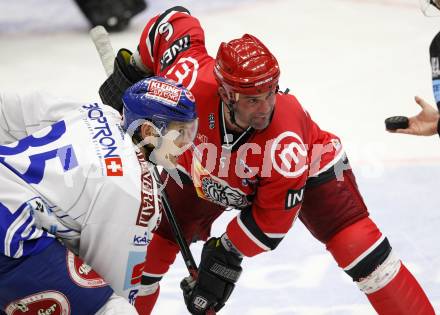 EBEL. Eishockey Bundesliga. EC Pasut VSV gegen HK Acroni Jesenice. Philipp Pinter, (VSV), Todd Elik (Jesenice). Villach, am 1.12.2009.
Foto: Kuess 


---
pressefotos, pressefotografie, kuess, qs, qspictures, sport, bild, bilder, bilddatenbank