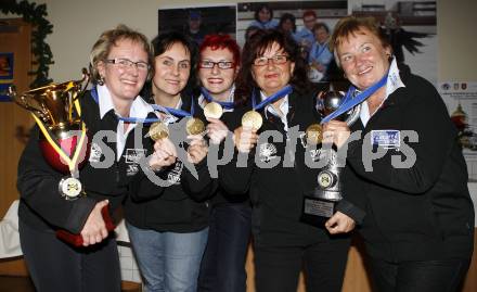 Stocksport. Eisschiessen. EV Edelweiss. Empfang Europacupsieger. Birgit Pichler, Barbara Pajer, Sabine Fillafer, Silvia Grafenauer, Gertrude Pichler. Klagenfurt, am 29.11.2009.
Foto: Kuess
---
pressefotos, pressefotografie, kuess, qs, qspictures, sport, bild, bilder, bilddatenbank