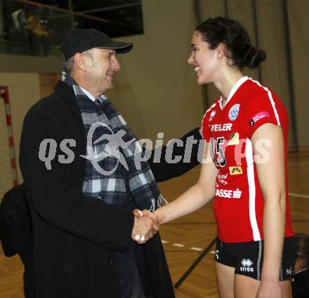 Volleyball. CEV - Cup. ATSC Wildcats gegen Clube Desportivo Ribeirense. Anna Cmaylo, Stadtrat Manfred Mertel (Wildcats). Klagenfurt, 2.12.2009.
Foto: Kuess 


---
pressefotos, pressefotografie, kuess, qs, qspictures, sport, bild, bilder, bilddatenbank