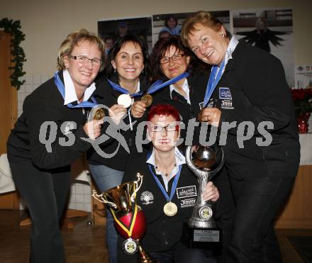 Stocksport. Eisschiessen. EV Edelweiss. Empfang Europacupsieger. Birgit Pichler, Barbara Pajer, Sabine Fillafer, Silvia Grafenauer, Gertrude Pichler. Klagenfurt, am 29.11.2009.
Foto: Kuess
---
pressefotos, pressefotografie, kuess, qs, qspictures, sport, bild, bilder, bilddatenbank