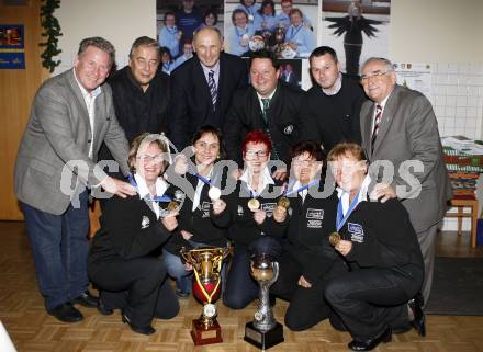 Stocksport. Eisschiessen. EV Edelweiss. Empfang Europacupsieger. Otto Pichler, Arnold Jobst, Manfred Mertel, Wolfgang Winkelbauer, Guenther Leikam, Johann Berger. Birgit Pichler, Barbara Pajer, Sabine Fillafer, Silvia Grafenauer, Gertrude Pichler. Klagenfurt, am 29.11.2009.
Foto: Kuess
---
pressefotos, pressefotografie, kuess, qs, qspictures, sport, bild, bilder, bilddatenbank