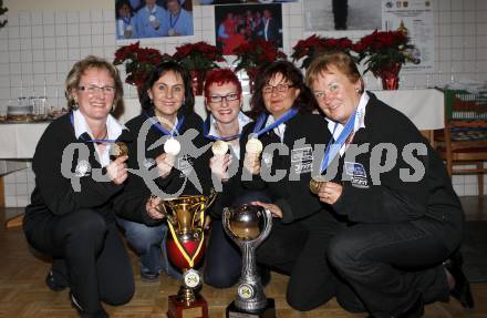 Stocksport. Eisschiessen. EV Edelweiss. Empfang Europacupsieger. Birgit Pichler, Barbara Pajer, Sabine Fillafer, Silvia Grafenauer, Gertrude Pichler. Klagenfurt, am 29.11.2009.
Foto: Kuess
---
pressefotos, pressefotografie, kuess, qs, qspictures, sport, bild, bilder, bilddatenbank