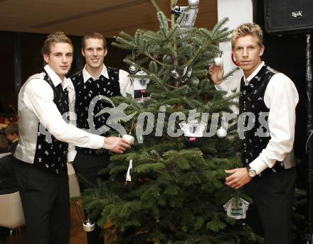 Fussball Bundesliga. Weihnachtsfeier SK Austria Kaernten. Michael Sollbauer, Daniel Gramann, Thomas Hinum. Klagenfurt, am 9.12.2009.
Foto: Kuess
---
pressefotos, pressefotografie, kuess, qs, qspictures, sport, bild, bilder, bilddatenbank