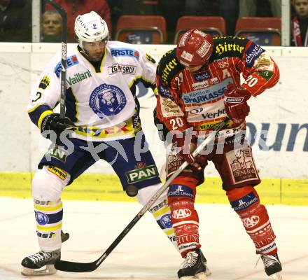 EBEL. Eishockey Bundesliga. EC KAC gegen KHLMedvescak Zagreb. Mike Craig (KAC), Richard Seeley (Zagreb). Klagenfurt, am 11.12.2009.
Foto: Nadja Kuess
---
pressefotos, pressefotografie, kuess, qs, qspictures, sport, bild, bilder, bilddatenbank