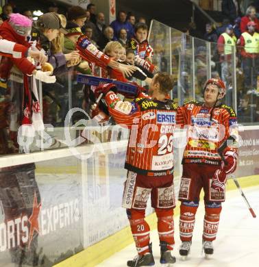 EBEL. Eishockey Bundesliga. EC KAC gegen KHLMedvescak Zagreb. Nach dem Spiel wurden Krapfen an die Fans verteilt. Mike Craig, David Schuller (KAC). Klagenfurt, am 11.12.2009.
Foto: Kuess
---
pressefotos, pressefotografie, kuess, qs, qspictures, sport, bild, bilder, bilddatenbank