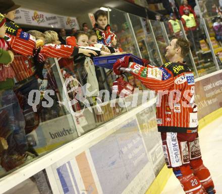 EBEL. Eishockey Bundesliga. EC KAC gegen KHLMedvescak Zagreb. Nach dem Spiel wurden Krapfen an die Fans verteilt. Mike Craig (KAC). Klagenfurt, am 11.12.2009.
Foto: Kuess
---
pressefotos, pressefotografie, kuess, qs, qspictures, sport, bild, bilder, bilddatenbank