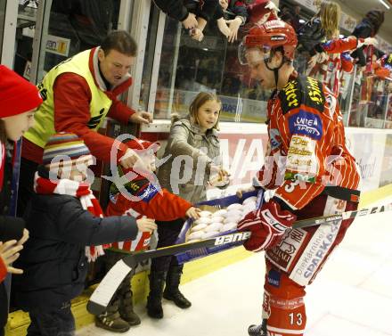 EBEL. Eishockey Bundesliga. EC KAC gegen KHLMedvescak Zagreb. Nach dem Spiel wurden Krapfen an die Fans verteilt. Johannes Kirisits (KAC). Klagenfurt, am 11.12.2009.
Foto: Kuess
---
pressefotos, pressefotografie, kuess, qs, qspictures, sport, bild, bilder, bilddatenbank