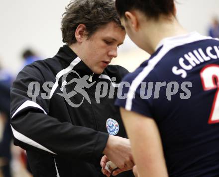 Volleyball MEVZA. ATSC Wildcats gegen Bratislava. Physiotherapeut Thomas Wolkersdorfer, Elisabeth Schilcher (Wildcats). Klagenfurt, 12.12.2009
Foto: Kuess

---
pressefotos, pressefotografie, kuess, qs, qspictures, sport, bild, bilder, bilddatenbank