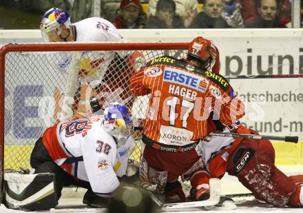 EBEL. Eishockey Bundesliga. KAC gegen Red Bull Salzburg.  Gregor Hager, (KAC), Reinhard Divis (Salzburg). Klagenfurt, am 13.12.2009.
Foto: Kuess 

---
pressefotos, pressefotografie, kuess, qs, qspictures, sport, bild, bilder, bilddatenbank