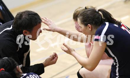 Volleyball MEVZA. ATSC Wildcats gegen Bratislava. Trainer Helmut Voggenberger, Sophie Wallner (Wildcats). Klagenfurt, 12.12.2009
Foto: Kuess

---
pressefotos, pressefotografie, kuess, qs, qspictures, sport, bild, bilder, bilddatenbank