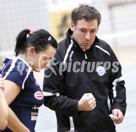 Volleyball MEVZA. ATSC Wildcats gegen Bratislava. Trainer Helmut Voggenberger, Maja Praeprost (Wildcats). Klagenfurt, 12.12.2009
Foto: Kuess

---
pressefotos, pressefotografie, kuess, qs, qspictures, sport, bild, bilder, bilddatenbank