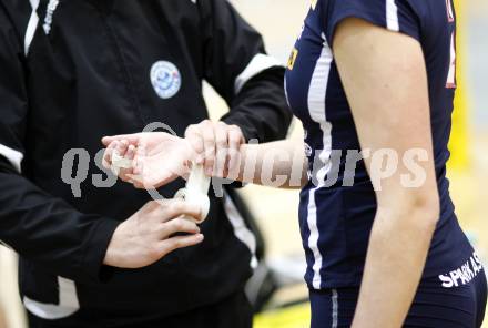 Volleyball MEVZA. ATSC Wildcats gegen Bratislava. Verletzung, verletzt, Tape, Verband, Physiotherapeut. (Wildcats). Klagenfurt, 12.12.2009
Foto: Kuess

---
pressefotos, pressefotografie, kuess, qs, qspictures, sport, bild, bilder, bilddatenbank