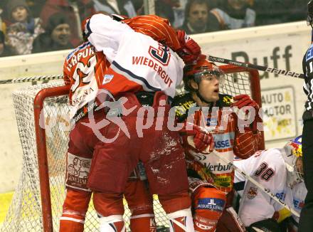 EBEL. Eishockey Bundesliga. KAC gegen Red Bull Salzburg.  Raphael Herburger, Markus Pirmann, (KAC),  Andreas Wiedergut (Salzburg). Klagenfurt, am 13.12.2009.
Foto: Kuess 

---
pressefotos, pressefotografie, kuess, qs, qspictures, sport, bild, bilder, bilddatenbank