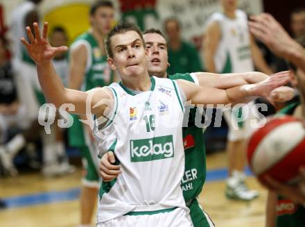 Basketball Bundesliga. Woerthersee Piraten gegen Kapfenberg Bulls. Rasid Mahalbasic, (Piraten),  Heinz Kuegerl (Kapfenberg). Klagenfurt, 14.12.2009
Foto: Kuess

---
pressefotos, pressefotografie, kuess, qs, qspictures, sport, bild, bilder, bilddatenbank