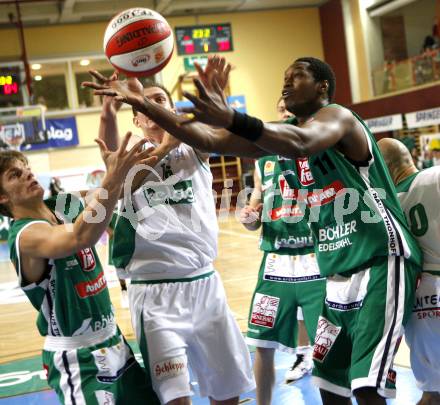 Basketball Bundesliga. Woerthersee Piraten gegen Kapfenberg Bulls. Rasid Mahalbasic, (Piraten), Moritz Lanegger, N Diaye Seyni (Kapfenberg). Klagenfurt, 14.12.2009
Foto: Kuess

---
pressefotos, pressefotografie, kuess, qs, qspictures, sport, bild, bilder, bilddatenbank