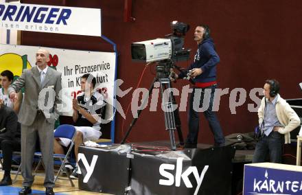 Basketball Bundesliga. Woerthersee Piraten gegen Kapfenberg Bulls. Trainer Nenad Videka,  (Piraten), Sky Kameramann. Klagenfurt, 14.12.2009
Foto: Kuess

---
pressefotos, pressefotografie, kuess, qs, qspictures, sport, bild, bilder, bilddatenbank