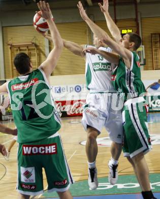 Basketball Bundesliga. Woerthersee Piraten gegen Kapfenberg Bulls. Davor Sattler, (Piraten), Heinz Kuegerl, Mike Schachtner (Kapfenberg). Klagenfurt, 14.12.2009
Foto: Kuess

---
pressefotos, pressefotografie, kuess, qs, qspictures, sport, bild, bilder, bilddatenbank