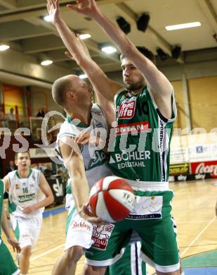 Basketball Bundesliga. Woerthersee Piraten gegen Kapfenberg Bulls. Davor Sattler, (Piraten), Samuel Knabl (Kapfenberg). Klagenfurt, 14.12.2009
Foto: Kuess

---
pressefotos, pressefotografie, kuess, qs, qspictures, sport, bild, bilder, bilddatenbank