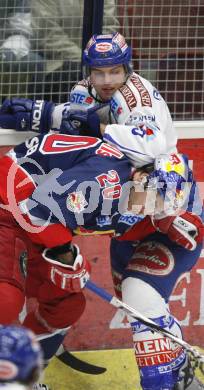 EBEL. Eishockey Bundesliga. EC Pasut VSV gegen EC Red Bull Salzburg. Benjamin Petrik (VSV), Daniel Welser (Salzburg). Villach, am 15.12.2009.
Foto: Kuess 


---
pressefotos, pressefotografie, kuess, qs, qspictures, sport, bild, bilder, bilddatenbank