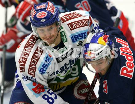 EBEL. Eishockey Bundesliga. EC Pasut VSV gegen EC Red Bull Salzburg. Philipp Pinter (VSV), Thomas Koch (Salzburg). Villach, am 15.12.2009.
Foto: Kuess 


---
pressefotos, pressefotografie, kuess, qs, qspictures, sport, bild, bilder, bilddatenbank