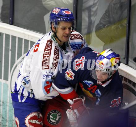 EBEL. Eishockey Bundesliga. EC Pasut VSV gegen EC Red Bull Salzburg. Michael Mike Martin (VSV), Marco Pewal (Salzburg). Villach, am 15.12.2009.
Foto: Kuess 


---
pressefotos, pressefotografie, kuess, qs, qspictures, sport, bild, bilder, bilddatenbank