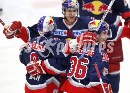 EBEL. Eishockey Bundesliga. EC Pasut VSV gegen EC Red Bull Salzburg. Torjubel Thomas Koch, Marco Pewal  (Salzburg). Villach, am 15.12.2009.
Foto: Kuess 


---
pressefotos, pressefotografie, kuess, qs, qspictures, sport, bild, bilder, bilddatenbank