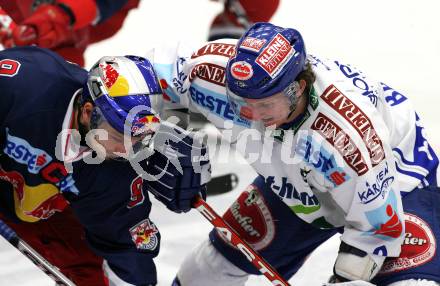 EBEL. Eishockey Bundesliga. EC Pasut VSV gegen EC Red Bull Salzburg. Christian Ban (VSV), Thomas Koch (Salzburg). Villach, am 15.12.2009.
Foto: Kuess 


---
pressefotos, pressefotografie, kuess, qs, qspictures, sport, bild, bilder, bilddatenbank