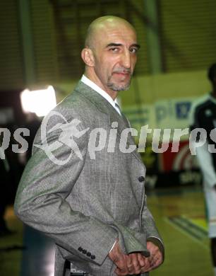 Basketball Bundesliga. Woerthersee Piraten gegen Kapfenberg Bulls. Trainer Nenad Videka (Piraten). Klagenfurt, 14.12.2009
Foto: Kuess

---
pressefotos, pressefotografie, kuess, qs, qspictures, sport, bild, bilder, bilddatenbank