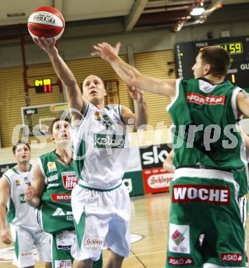 Basketball Bundesliga. Woerthersee Piraten gegen Kapfenberg Bulls. Davor Sattler (Piraten), Mike Schachtner (Kapfenberg). Klagenfurt, 14.12.2009
Foto: Kuess

---
pressefotos, pressefotografie, kuess, qs, qspictures, sport, bild, bilder, bilddatenbank