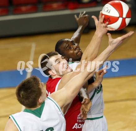 Basketball Bundesliga. Woerthersee Piraten gegen Arkadia Traiskirchen Lions.  Rasid Mahalbasic, Phil McCandies (Piraten), SKURDAUSKAS Pranas (Traiskirchen). Klagenfurt, 19.12.2009
Foto: Kuess

---
pressefotos, pressefotografie, kuess, qs, qspictures, sport, bild, bilder, bilddatenbank