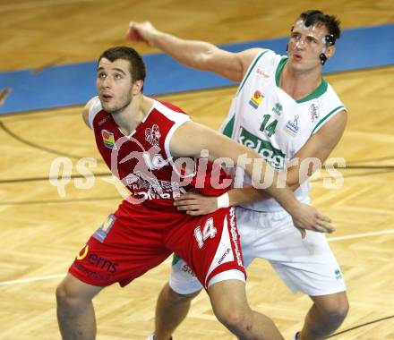 Basketball Bundesliga. Woerthersee Piraten gegen Arkadia Traiskirchen Lions. Maximilian Kunovjanek (Piraten), SKURDAUSKAS Pranas (Traiskirchen). Klagenfurt, 19.12.2009
Foto: Kuess

---
pressefotos, pressefotografie, kuess, qs, qspictures, sport, bild, bilder, bilddatenbank