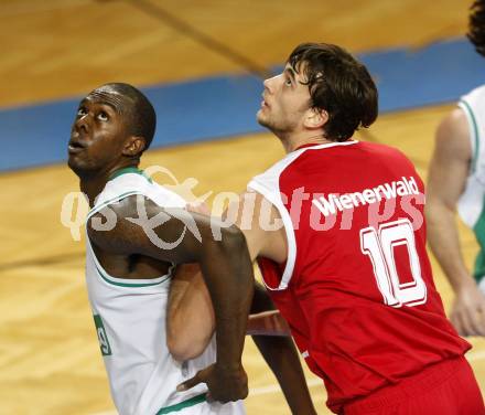 Basketball Bundesliga. Woerthersee Piraten gegen Arkadia Traiskirchen Lions. Phil McCandies (Piraten), BRALOVIC Milan (Traiskirchen). Klagenfurt, 19.12.2009
Foto: Kuess

---
pressefotos, pressefotografie, kuess, qs, qspictures, sport, bild, bilder, bilddatenbank