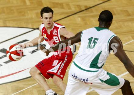 Basketball Bundesliga. Woerthersee Piraten gegen Arkadia Traiskirchen Lions. Phil McCandies (Piraten), DANEK Benedikt (Traiskirchen). Klagenfurt, 19.12.2009
Foto: Kuess

---
pressefotos, pressefotografie, kuess, qs, qspictures, sport, bild, bilder, bilddatenbank