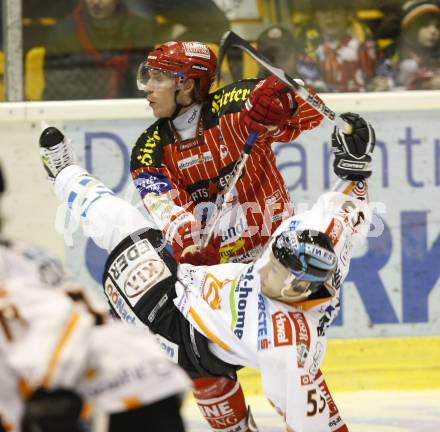 EBEL. Eishockey Bundesliga. KAC gegen EHC LIWEST Linz.  Dieter Kalt, (KAC),  Robert Lukas (Linz). Klagenfurt, am 20.12.2009.
Foto: Kuess 

---
pressefotos, pressefotografie, kuess, qs, qspictures, sport, bild, bilder, bilddatenbank
