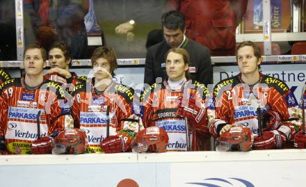 EBEL. Eishockey Bundesliga. KAC gegen EHC LIWEST Linz.   Gedenkminute fuer Adalbert St. John. Stefan Geier, Raphael Herbuger, Markus Pirmann, Trainer Many Viveiros, Dieter Kalt, Manuel Geier (KAC). Klagenfurt, am 20.12.2009.
Foto: Kuess 

---
pressefotos, pressefotografie, kuess, qs, qspictures, sport, bild, bilder, bilddatenbank