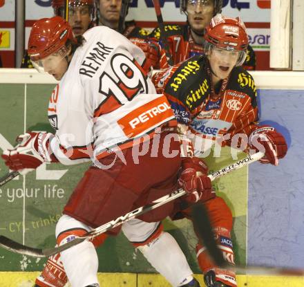 EBEL. Eishockey Bundesliga. KAC gegen HK Acroni Jesenice.  Paul Schellander (KAC),  Ales Remar (Jesenice). Klagenfurt, am 22.12.2009.
Foto: Kuess 

---
pressefotos, pressefotografie, kuess, qs, qspictures, sport, bild, bilder, bilddatenbank