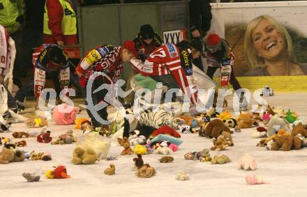 EBEL. Eishockey Bundesliga. KAC gegen HK Acroni Jesenice. Die aus Eis geworfenen Teddybaeren werden von Kindern eingesammelt. Klagenfurt, am 22.12.2009.
Foto: Kuess 

---
pressefotos, pressefotografie, kuess, qs, qspictures, sport, bild, bilder, bilddatenbank